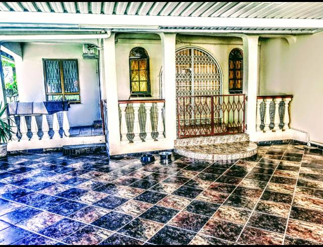 7 BEDROOM HOUSE FOR SALE IN UMHLATUZANA